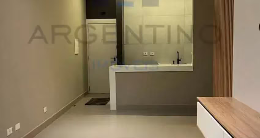 Apartamento reformado com quintal privativo à venda