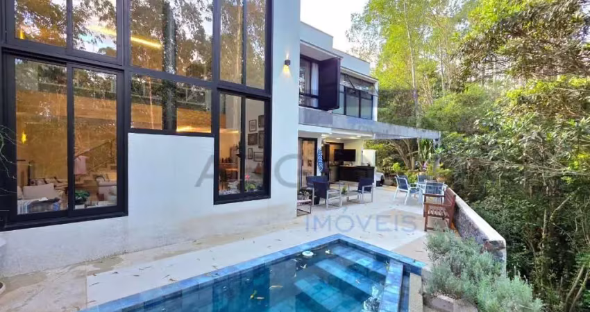 Residência exclusiva com 3 suítes, piscina aquecida e vista para app.