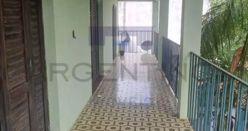 Espaçosa casa com linda área verde na vila oliveira