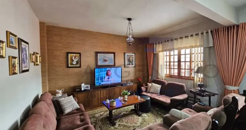 Casa com 3 dormitórios e quintal com churrasqueira na vila oliveira!