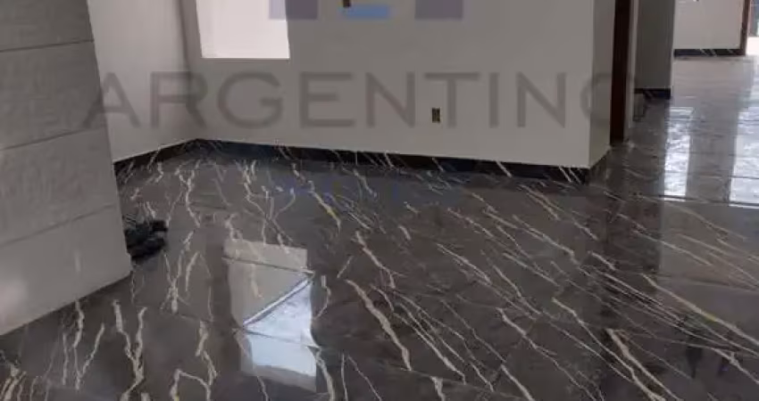 Sobrado amplo com 3 quartos, suíte com varanda e quintal grande!