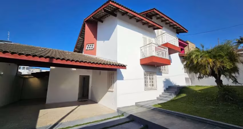 Sobrado com suíte, espaço gourmet e 4 vagas de garagem!