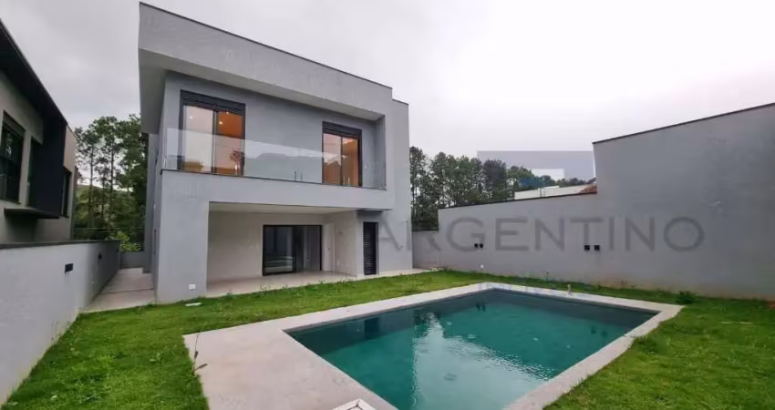 Residência de luxo com 3 quartos, suíte com closet e infraestrutura moderna!