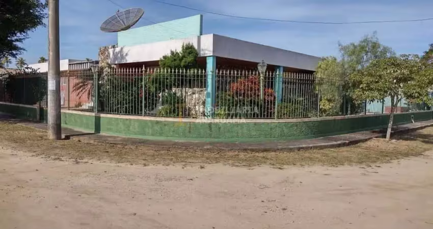 Casa localizada no bairro coqueiral em araruama-rj, à 50 metros da orla oscar niemeyer