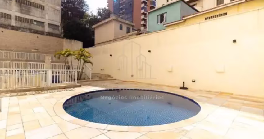 Apartamento com armário em quartos e cozinha e condomínio com área de lazer completo