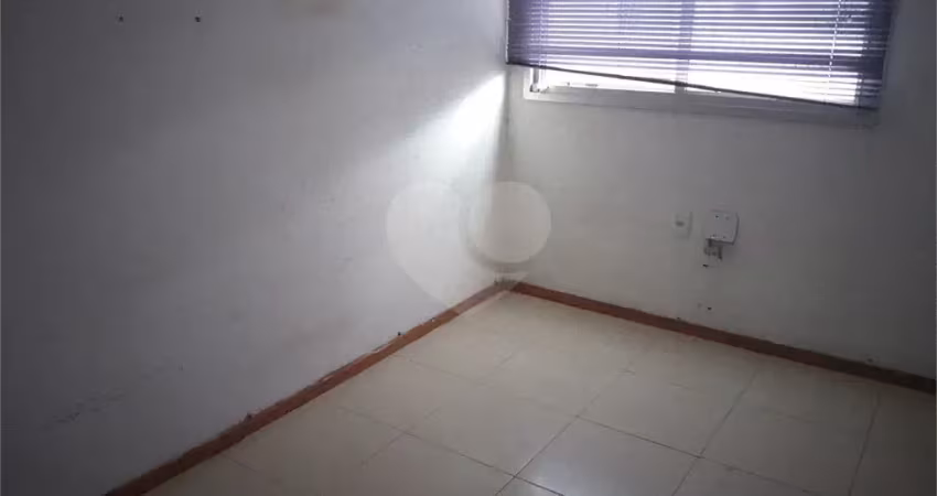 Não desperdice essa grande oportunidade de negócio: apartamento em condomínio bem localizado, estruturado e com lazer comum; andar alto, bem arejado e iluminado, além de 02 vagas de garagem na escritu
