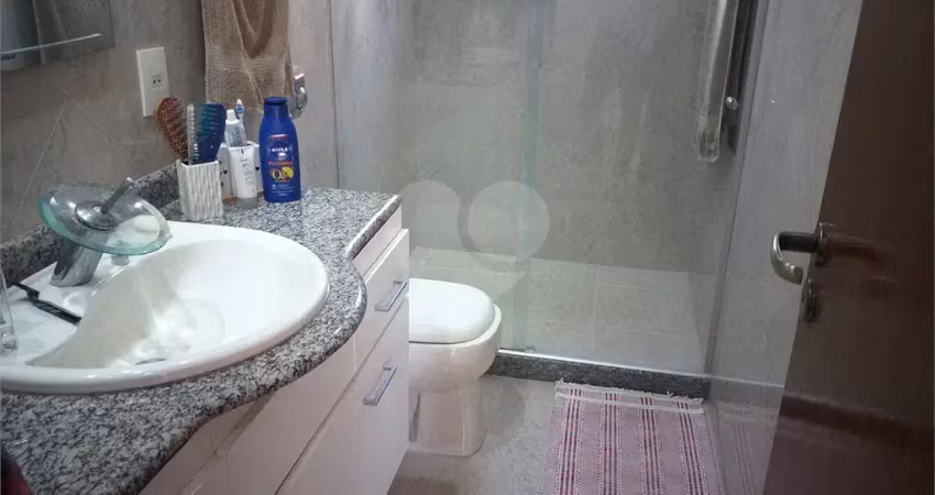 Excelente casa duplex, com arquitetura colonial moderna, situada em aprazível e tranquilo local; planta bem dividida, apresentando cômodos amplos e integrados; acabamento esmerado; lazer privativo; vi