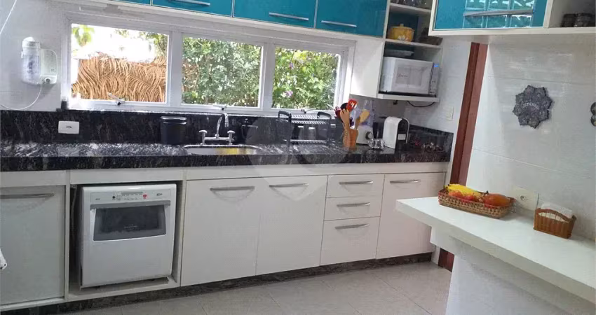 Casa linear totalmente modernizada, cômodos bem amplos, com lazer privativo completo, situada em condomínio muito bem estruturado, dotado de extensa área de lazer com inúmeros itens, além da presença