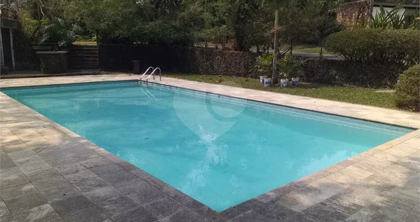 Interessante imóvel em grande área plana, em local muito arborizado, tranquilo e silencioso, composto por 02 casas .totalmente indevassadas e com exuberante vista panorâmica da lagoa e da praia de pir