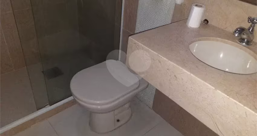Casa linear em mini condomínio bem localizado, com planta apresentando boa integração entre os cômodos. cozinha montada, inclusive com cooktop. grande espaço livre para a construção de lazer privativo