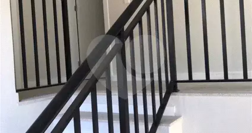 Casa triplex, primeira locação, situada em local silencioso, tranquilo e totalmente urbanizado. cercada por muito verde. ótimo nível de acabamento. varandão com piscina , também faz um diferencial ext