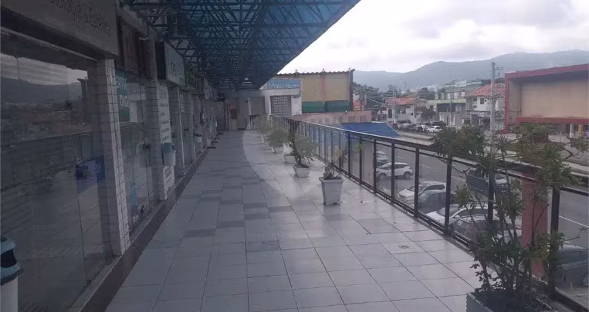 Sala comercial em itaipu com 49 m2  com portas blindex, sala com cozinha e banheiro.
