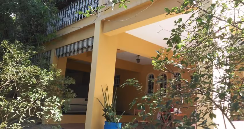Linda casa duplex, 4 quartos ,3 salas, piscina churrasqueira,quintal, area gourmet,jardim, 3 vagas rua tranquila prox a escolas, supermercardos, clinicas hospitais, amplo comercio, prx ao largo da bat