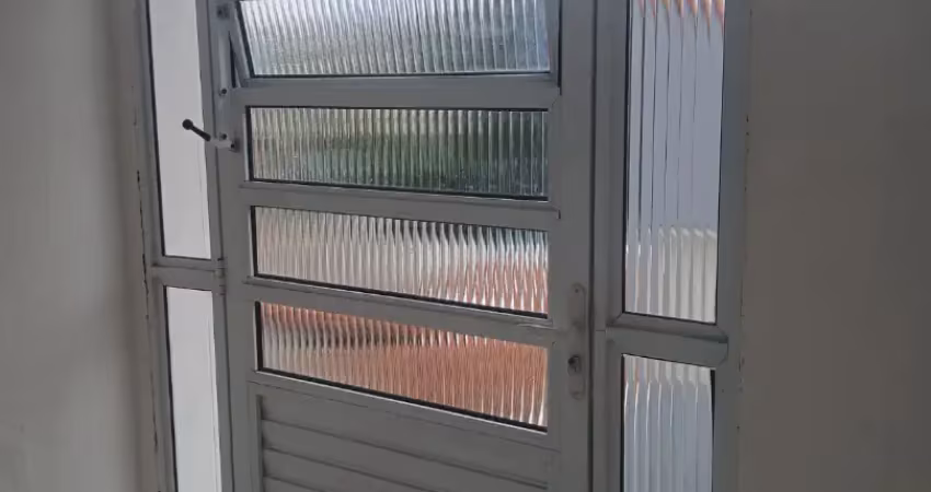 Casa 3 cômodos vila osasco , sem garagem, 4 casas no total , 1 disponível para locação .