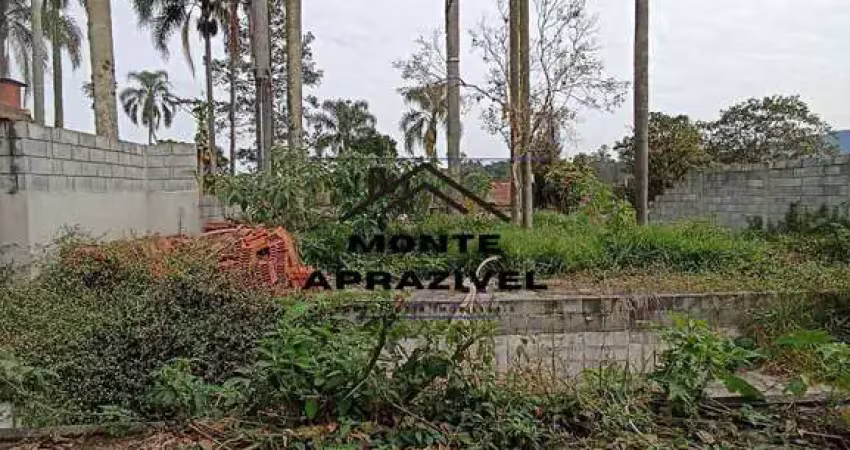 Chácara com projeto de casa com piscina em construção.