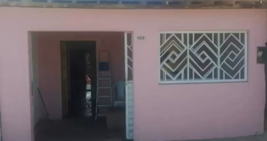 Casa em via pública por apenas 70 mil reais, com garagem, 2/4, sala, cozinha, banheiro, área de serviço quintal grande e murado