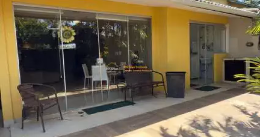 Linda casa de 3 suítes com quintal, super reformada e aconchegante, em um condominio club, com infraestrutra completa de lazer