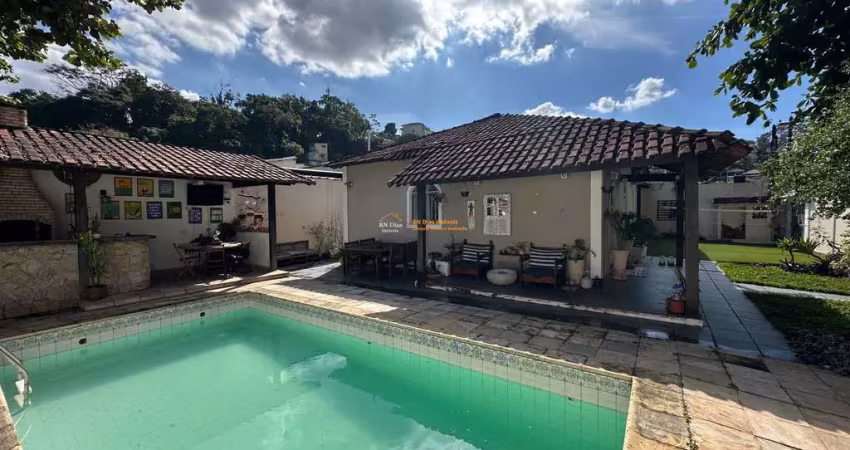 Casa linear no jardim clarice, com piscina, churrasqueira e 2 quartos, com espaço muito bom no jardim