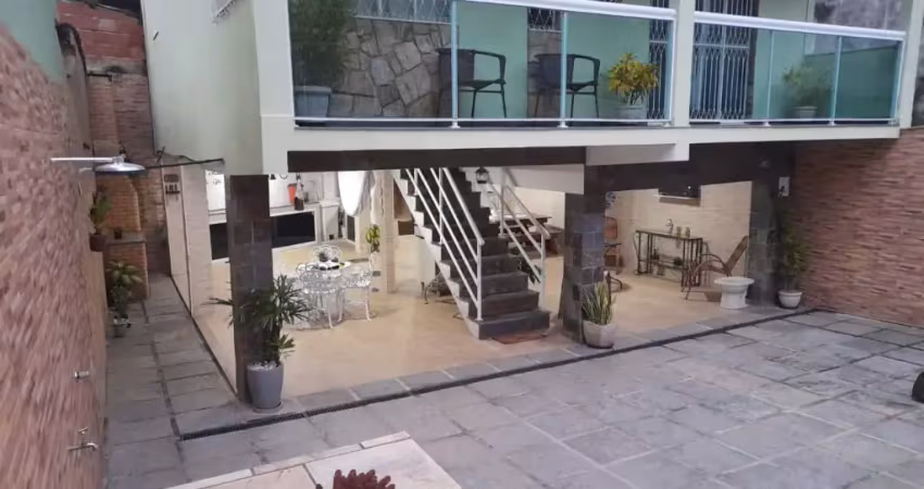 Linda casa de 2 quartos com jardim, piscina e área goumert com garagem para 4 carros