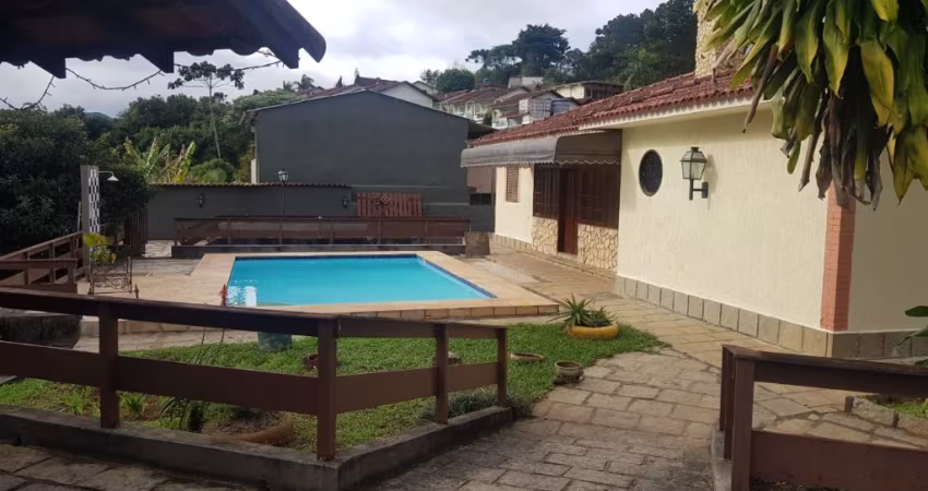 Casa Linear com 4 Vagas Lazer Completo, Livre de Condomínio
