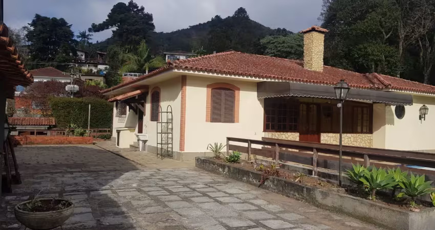Alugo casa linear com infra completa e manutenção de jardim e piscina incluídos