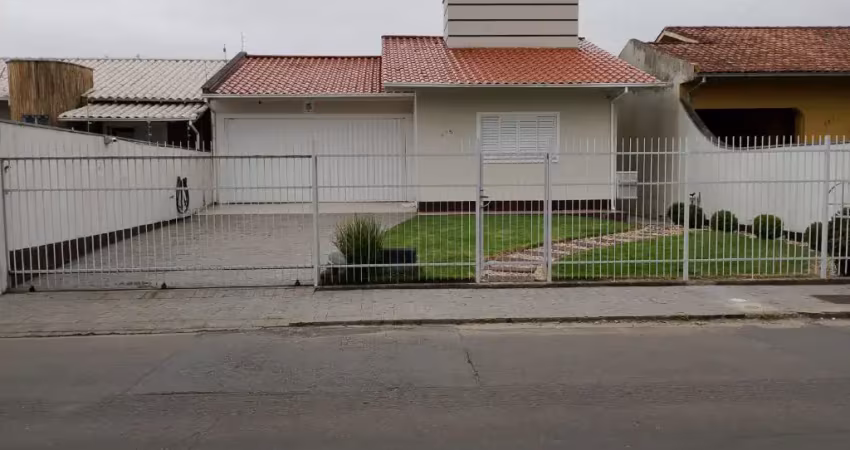 Casa localizada no bairro oficinas em tubarão. excelente localização, próximo a tudo que você precisa no seu dia-dia.