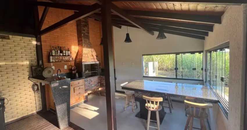 Lindo sitio, para você que busca tranquilidade, espaço e uma excelente localização, há menos de 1 minuto da br-101.