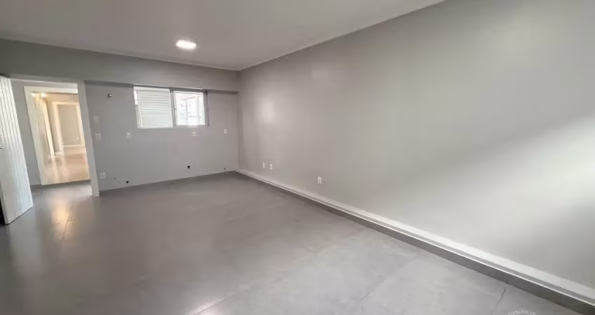 Apartamento todo reformado, no centro de tubarão. excelente para quem busca uma localização estratégica para mora ou investir.