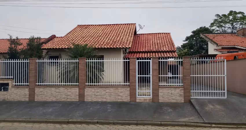 Excelente casa à venda no bairro oficinas, em tubarão/sc, local tranquilo e próximo a tudo que você  precisa.