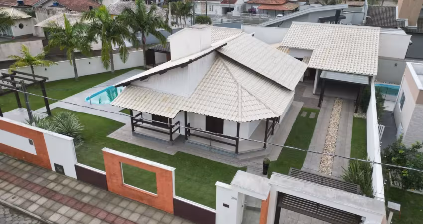 Excelente casa, toda mobiliada, com piscina, edícula e um terreno amplo para você aproveitar cm sua família,