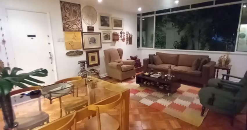 Apto antigo amplo super conservado excelente localização em ipanema .