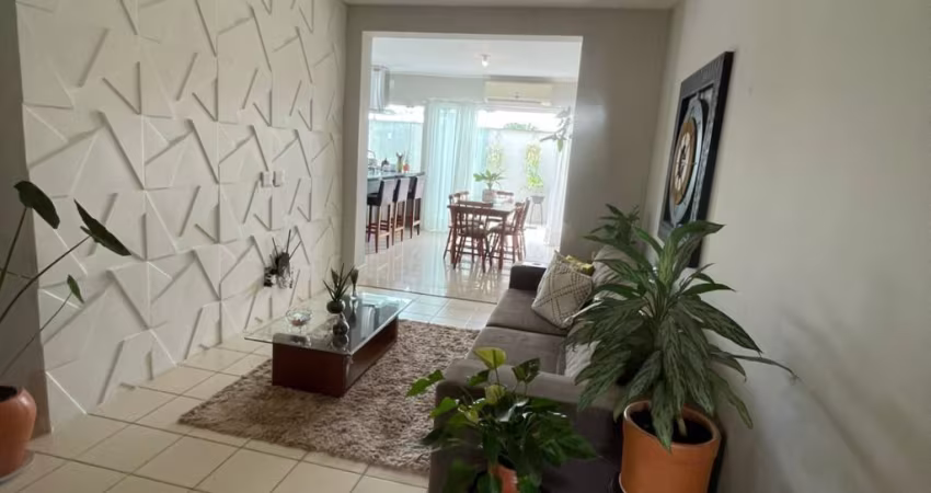 Casa com 3 dormitórios com 2 vagas.