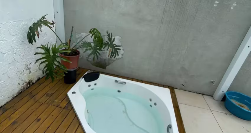 Casa com 3 dormitórios com 2 vagas.