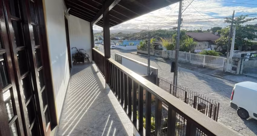 Casa com sala comercial a venda