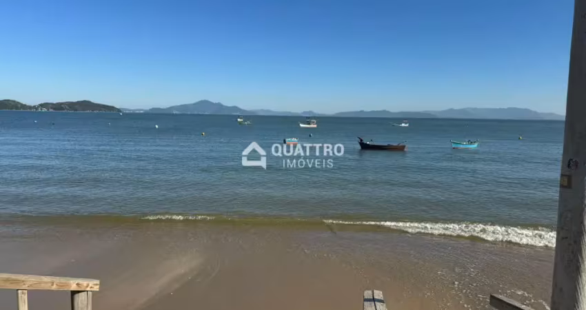 Casa de alto padrão com 02 suítes a 100 metros da praia do canto grande