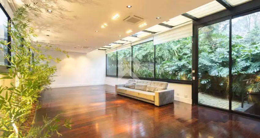 Casa de luxo em condomínio, 4 suítes, jardim, e 850m2 - p/ locação no ecoville