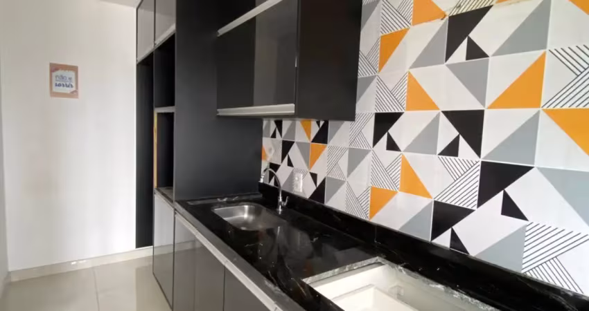 Apartamento com 2 quartos, vista livre, último andar e semimobiliado.