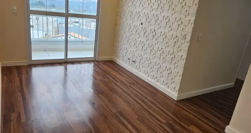 Apartamento com 2 quartos, vista livre, último andar e semimobiliado.