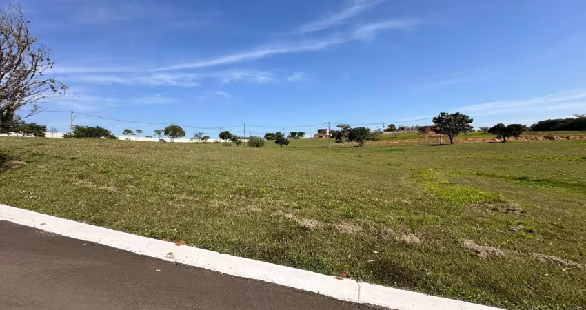 Terreno amplo com toda infraestrutura em loteamento fechado 