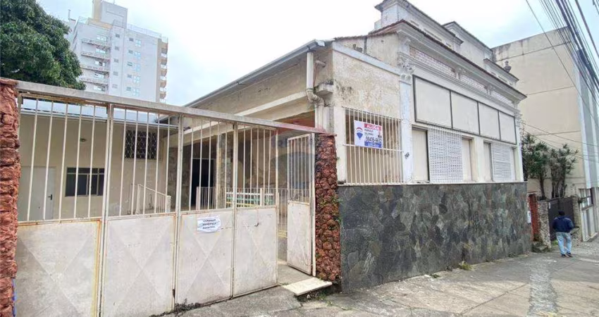 Casa para locação na Rua Floriano Peixoto com 15 cômodos , 9 banheiros, 3 áreas descobertas, 2 vagas de garagem no centro da cidade. Ponto comercial