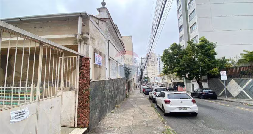 Casa para locação na Rua Floriano Peixoto com 15 cômodos , 9 banheiros, 3 áreas descobertas, 2 vagas de garagem no centro da cidade. Ponto comercial