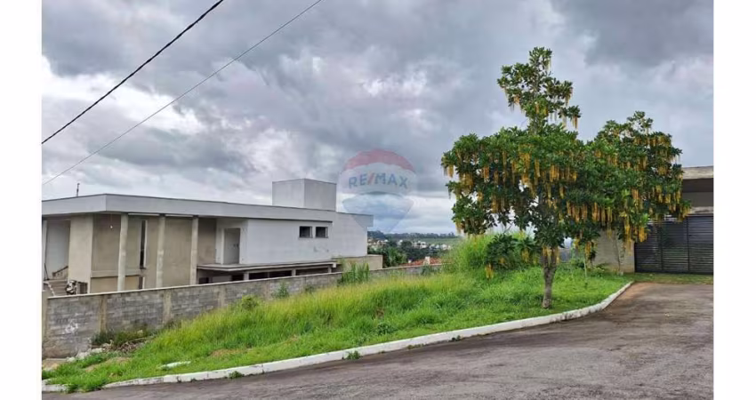 Perto do Centro, em condomínio fechado, lote com 602m, na parte alta, vista linda, em uma rua sem saída, tranquilidade e privacidade.