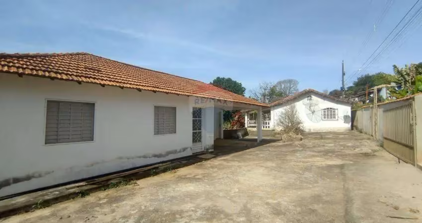 Sítio no bairro serrinha, em lambari mg. com duas casas construídas, cinco quartos, há 10 km do centro da cidade