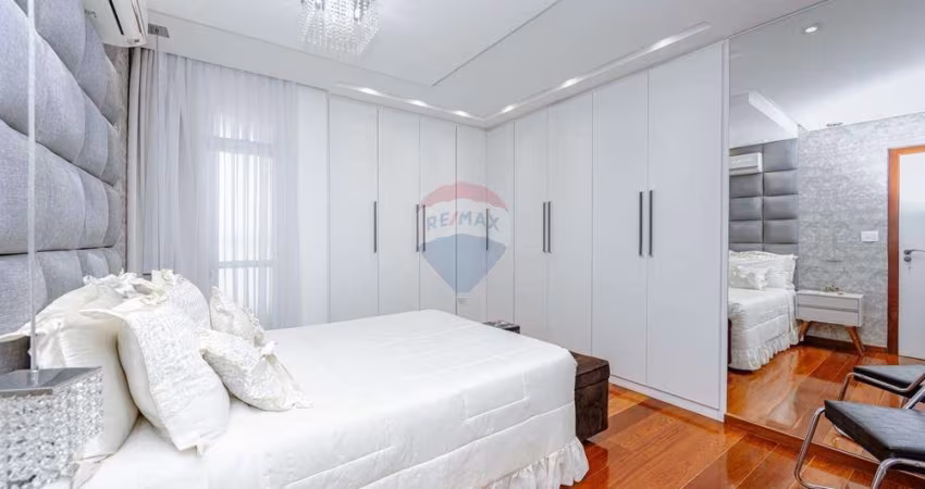 Apartamento de 3 quartos sendo uma suíte com armários, sala 2 ambientes, varanda, cozinha com armários planejados, duas vagas de garagem e elevador.