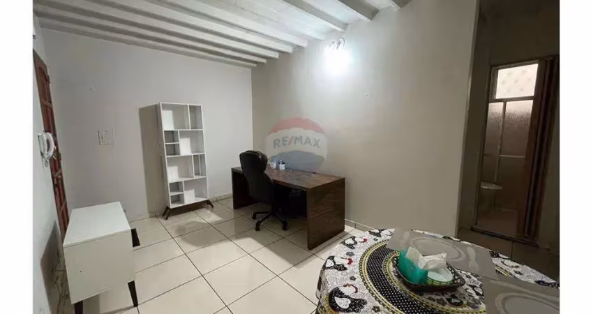 Apartamento de dois quartos, sala, cozinha, área de serviço, banheiro, vaga de garagem compartilhada, todo mobilhado.