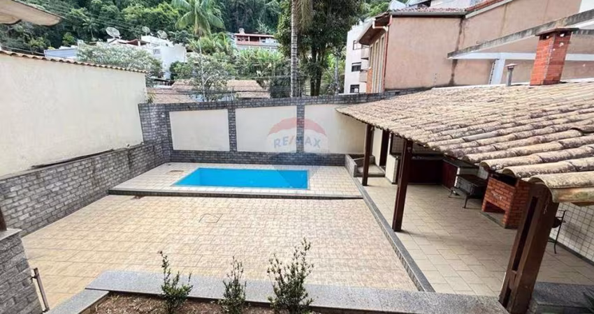 Casa para locação com 3 quartos sendo uma suíte, varanda gourmet com piscina, vaga para dois carros.