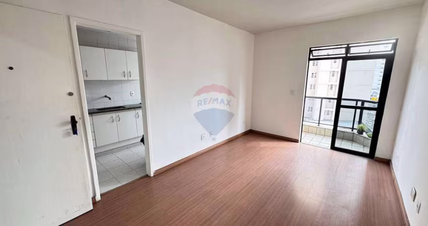 Apartamento com 2 quartos, sala com varanda, cozinha, banheiro, garagem, elevador e portaria remota.