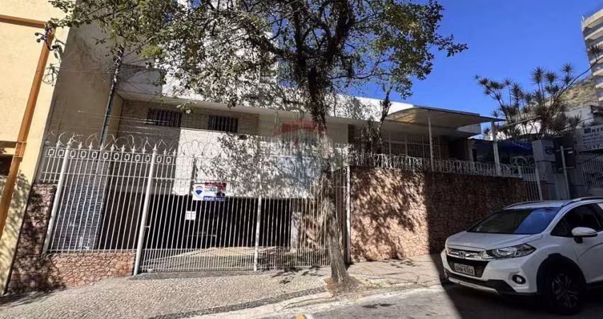 Casa comercial com 6 quartos e 5 banheiros, 3 vagas para alugar no centro da cidade.