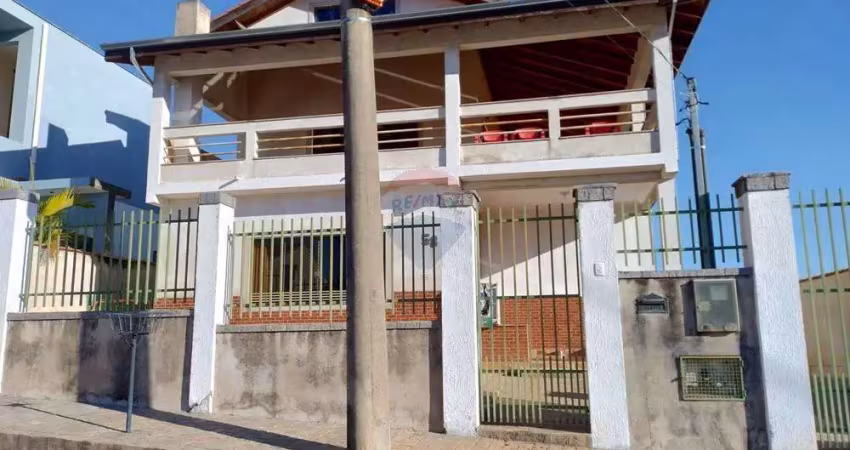 Casa à venda, com 4 quartos, sendo 2 suítes, ampla varanda, ampla área aberta e edícula