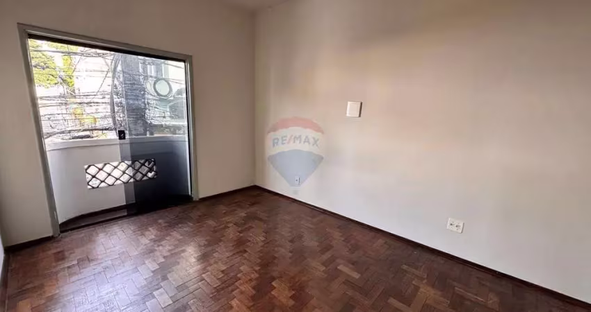 Apartamento para locação com 3 quartos com varanda e 2 banheiros, cozinha, sala ampla, vaga de garagem.